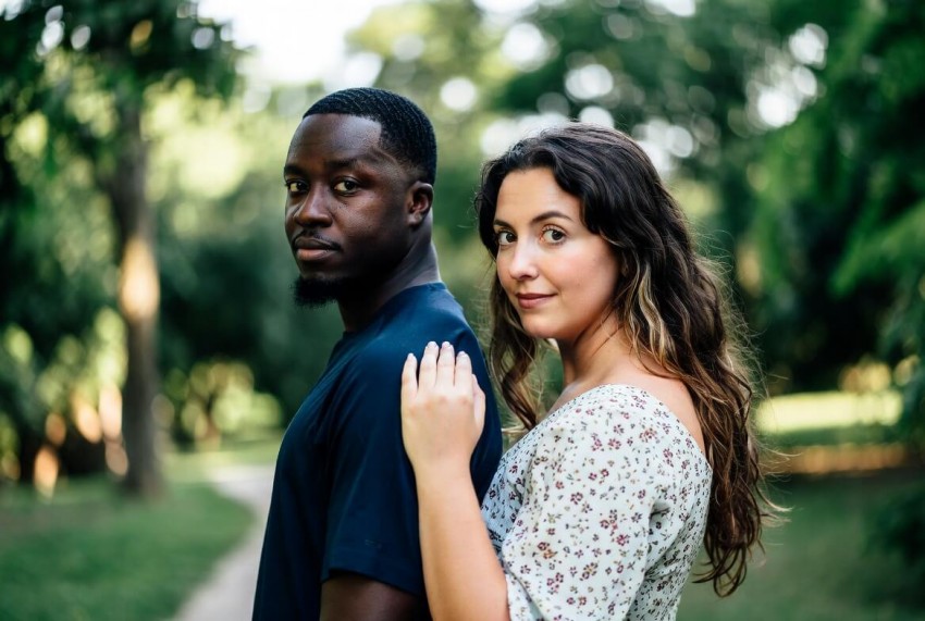 Attraktives multikulturelles Paar beim Flirten im Park &ndash; knisterndes Sex Date Schweiz f&uuml;r aufregenden Sex mit Ausl&auml;ndern und Migranten.