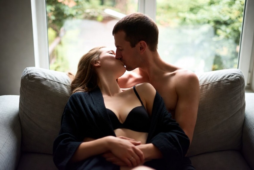 Paar k&uuml;sst sich leidenschaftlich &ndash; echtes Sexdate Schweiz &uuml;ber geheimex.ch erleb