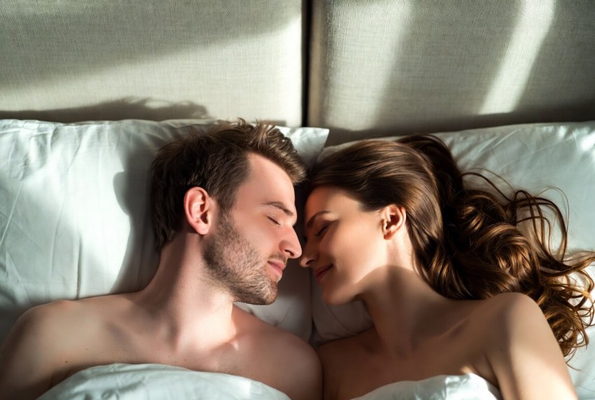 Mann und Frau nach einem Sextreffen &ndash; intimes Paar im Bett, entspannt und vertraut nach einem Sexyerlebnis