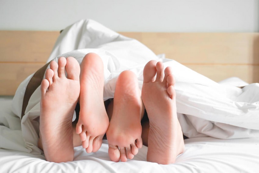 Ein Paar geniesst nach einem diskreten Sex Date in der Schweiz die intime Zweisamkeit im Bett.