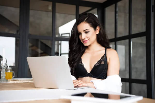 sexy Mädchen mit Laptop