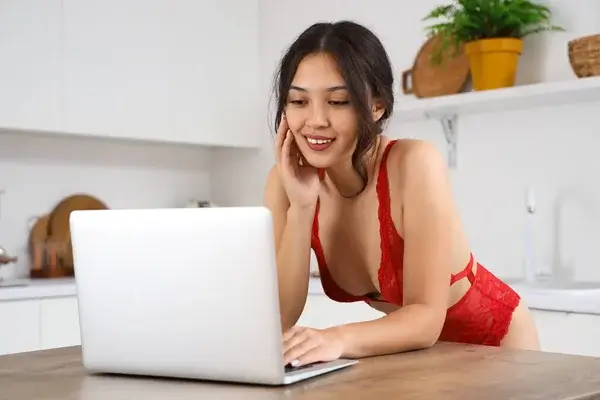 sexy Mädchen mit einem Laptop